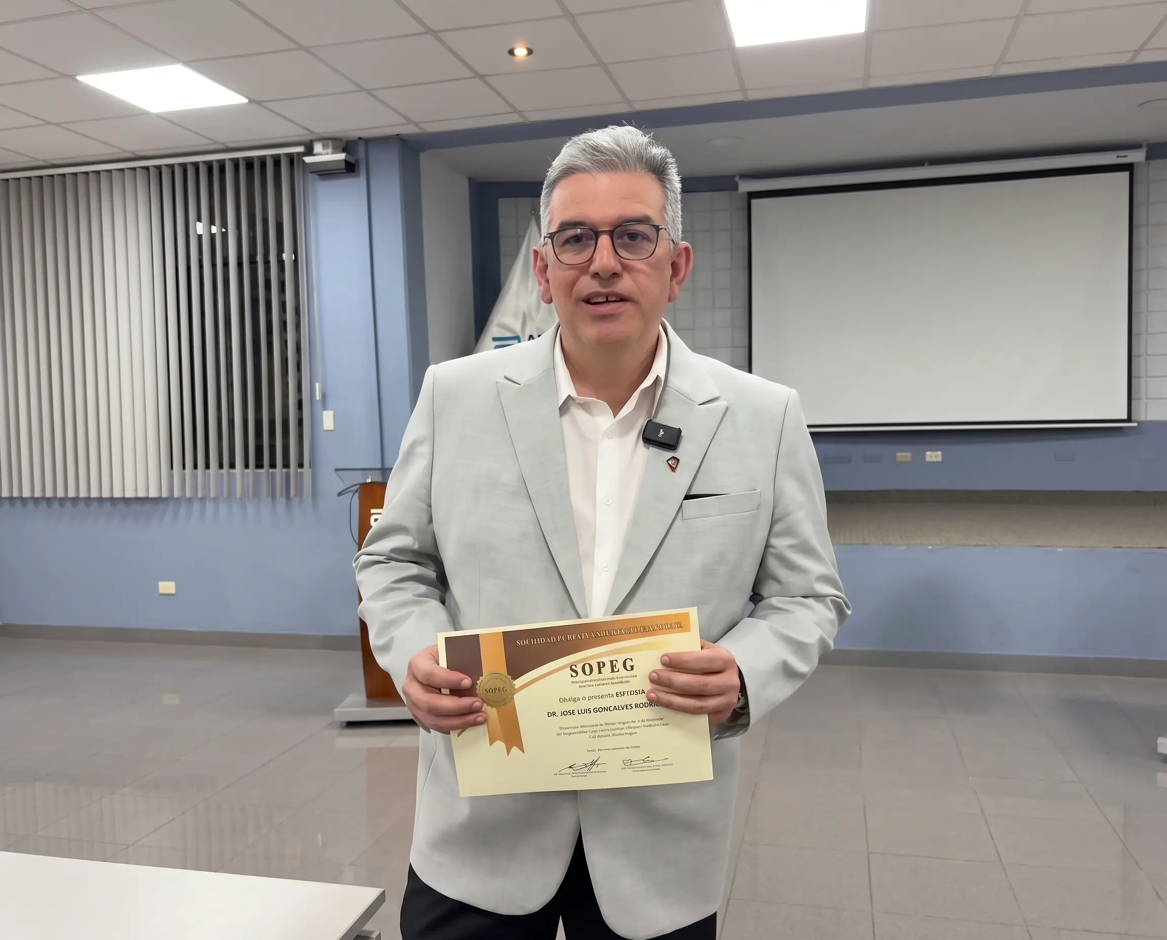 Dr. José Luis Goncalves recibiendo el reconocimiento SOPEG 2025